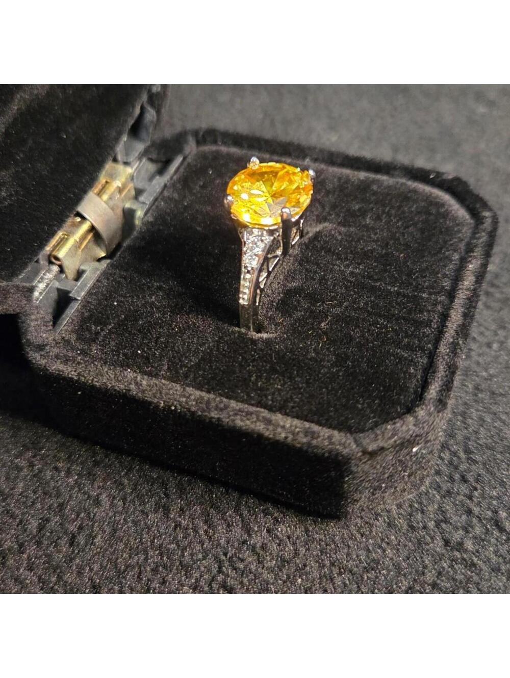 Sterling silver ring featuring a prominent, round-cut yellow gemstone, size 6 - Picture 3 of 5